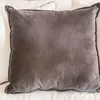 ALMOHADON TERCIOPELO GRIS - 55 X 55 CMS en Gris - Textiles, Uruguay | La Iberica, vista 1 de 12