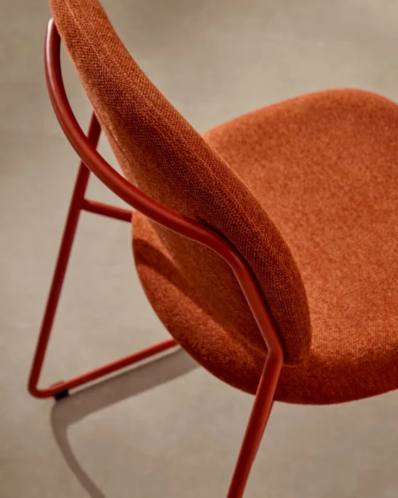 Silla apilable Meli de chenilla - terracota y patas de metal terracota en Rojo - Sillas, Uruguay | Kavehome, vista 4
