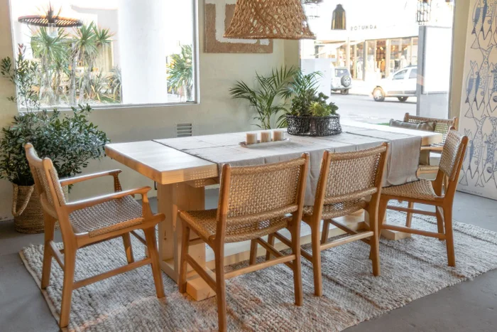 SILLA CATANIA TEKA Y CUERDA CON BRAZOS en Madera natural - Sillas, Uruguay | Masinfinito Casa, vista 3