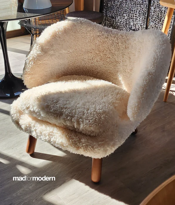 Pelican Chair Sheepskin | Finn Juhl en Blanco - Butacas, banquetas y puffs, Uruguay | Mad for Modern, vista 3