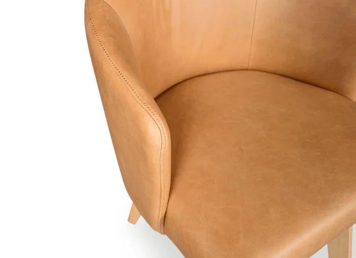 SILLA HERNAN GIRATORIA ROBLE Y CUERO CAMEL en Beige - Sillas, Uruguay | Más Infinito Casa, vista 4