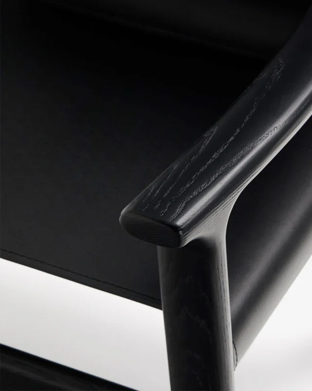 Silla Jan de fibras de cuero reciclado negro y madera maciza de fresno con acabado negro FSC 100% en Negro - Sillas, Uruguay | Kavehome, vista 4