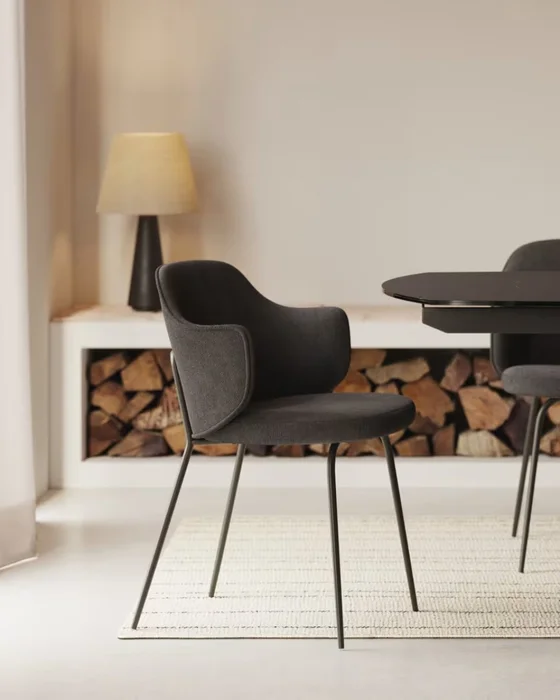 Silla Yunia - gris oscuro con patas de acero con acabado pintado negro en Negro - Sillas, Uruguay | Kavehome, vista 2
