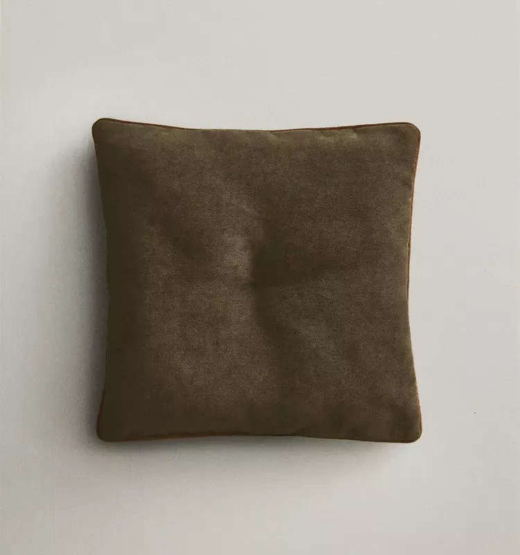 COJÍN SILLA PIPPING en Verde oliva - Textiles, Uruguay | Zara Home