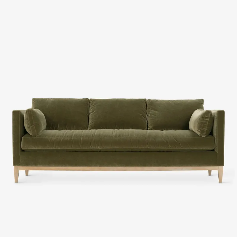 Sofá con zócalo tapizado Cucurella en Verde - Sillones y sofás, Uruguay | Pieza Clave