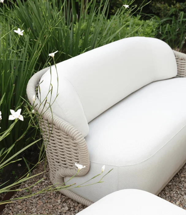 SOFÁ MALLORCA OUTDOOR CON ALMOHADONES en Gris - Muebles para el exterior, Uruguay | Masinfinito Casa, vista 2