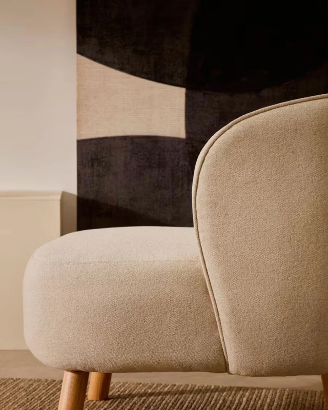 Butaca Ulit de chenilla - beige y patas de madera maciza haya acabado natural en Rojo - Butacas, banquetas y puffs, Uruguay | Kavehome, vista 3