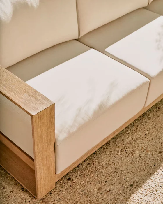 Sofá Ambra de 3 plazas de madera maciza de acacia con acabado claro 249 cm FSC 100% en Beige - Sillones y sofás, Uruguay | Kavehome, vista 3