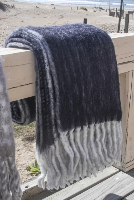 THROW BLEND LANA Y MOHAIR NEGRO en Negro - Textiles, Uruguay | Sentido Jose Ignacio