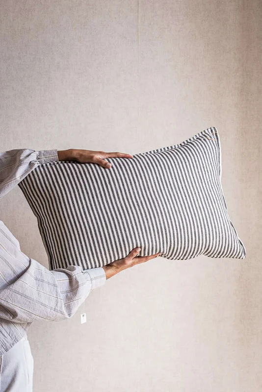 ALMOHADON LINO ALTO GRAMAJE RAYADO GRIS OSCURO - 70 X 43 CMS en Gris - Textiles, Uruguay | La Iberica, vista 9