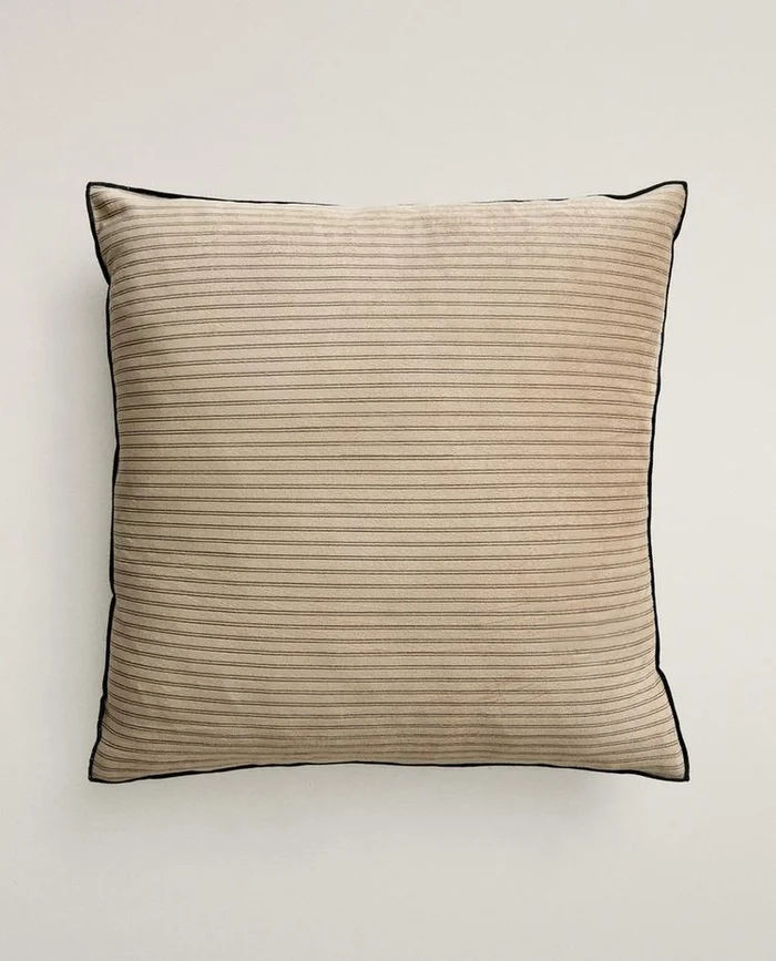 FUNDA COJÍN VELVET RAYAS en Beige - Textiles, Uruguay | Zara Home, vista 2
