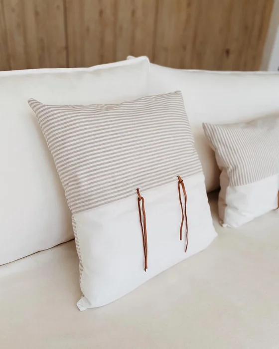 Almohadón lazo cuadrado a rayas blanco y beige (60cm) en Gris - Textiles, Uruguay | Dreams On Time