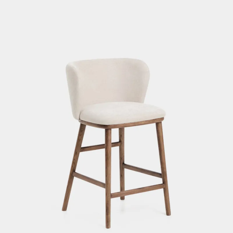 Taburete Ciselia chenilla beige y patas de madera maciza fresno acabado tono nogal FSC Mix Credit 65cm en Beige - Butacas, banquetas y puffs, Uruguay | Kavehome