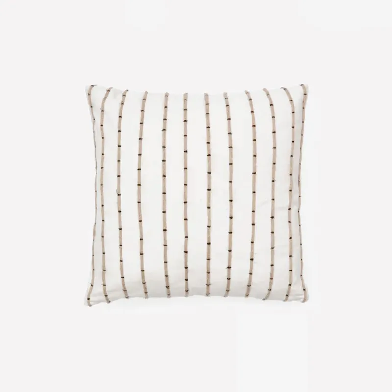Almohadón Auila 100% de algodón con bordado de yute 45 x 45 cm en Beige, Blanco, Negro - Textiles, Uruguay | Kavehome