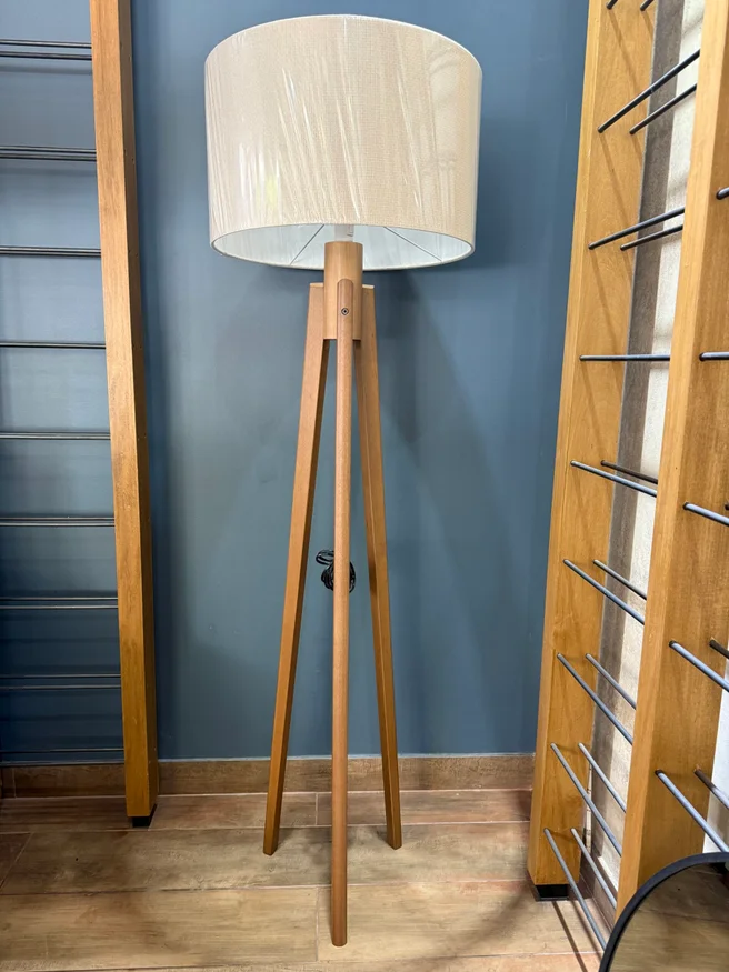Lámpara de Pie Trippe Cilíndrica - Pantalla Square en Madera natural - Lámparas de pie, Uruguay | Berna home, vista 2
