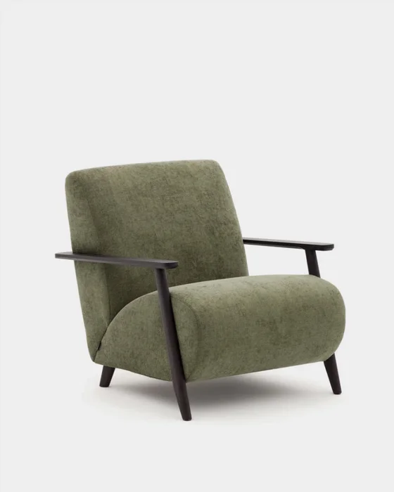 Butaca Meghan de chenilla verde y madera maciza de fresno con acabado wengué en Verde - Butacas, banquetas y puffs, Uruguay | Kavehome