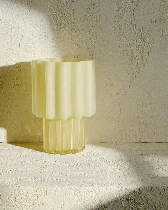 Jarrón Cristila de vidrio amarillo 25 cm en Amarillo - Jarrones, Uruguay | Kavehome, vista 3