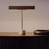 Lámpara de mesa Lynor de metal cepillado con base de mármol blanco en Blanco - Lámparas de mesa, Uruguay | Kavehome, vista 2 de 7