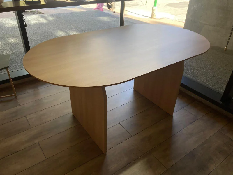 Mesa de Comedor Ovalada Arco 160 x 90 – Marrón Claro en Madera natural - Mesas de comedor, Uruguay | Berna Home, vista 5