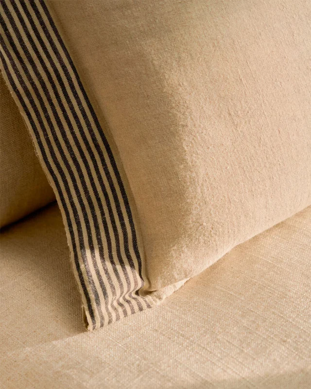Almohadón Disea de lino - beige con detalle de rayas negras, 40 x 60 cm en Naranja - Textiles, Uruguay | Kavehome, vista 3