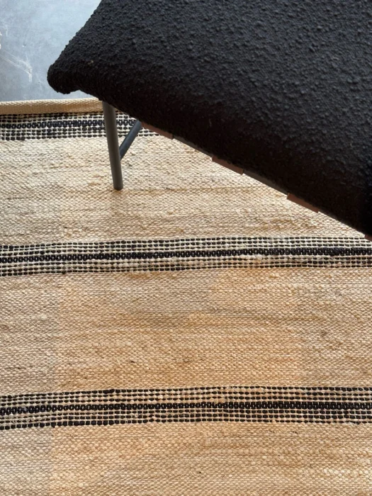 ALFOMBRA YUTE CLARO FRANJAS NEGRAS - Alfombras, Uruguay | Más Infinito Casa