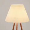 Lámpara de pie Benicarlo de madera de caucho con acabado natural y beige en Beige - Lámparas de pie, Uruguay | Kavehome, vista 5 de 7