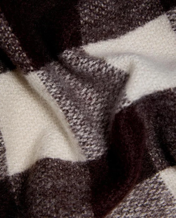 MANTA CUADROS Y FLECOS en Marrón - Textiles, Uruguay | Zara Home, vista 4