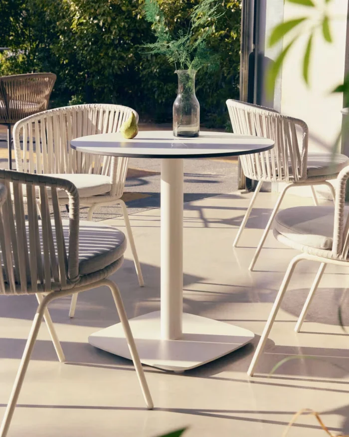 Mesa redonda de exterior Dina blanco con pie de metal con acabado pintado blanco Ø 68x70cm en Blanco - Mesas de comedor, Uruguay | Kavehome, vista 2