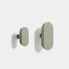 Set Arely de 2 colgadores de madera maciza de haya con acabado lacado verde 6,5 cm / 10 cm en Verde - Percheros y colgadores, Uruguay | Kavehome, vista 1 de 5