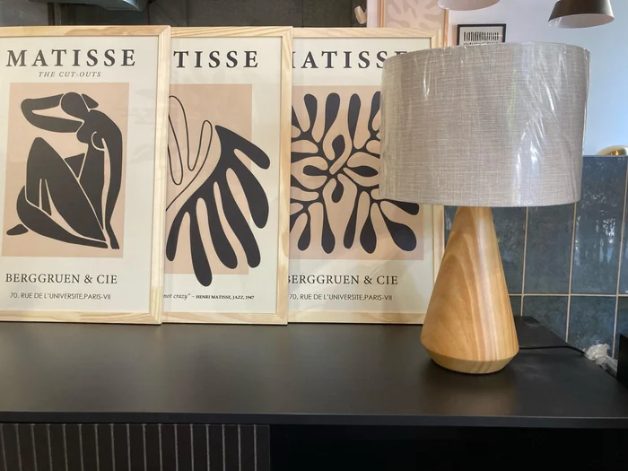 Lámpara de Mesa Garabe Cónica – Pantalla Lino Beige en Madera natural - Lámparas de mesa, Uruguay | Berna home, vista 2