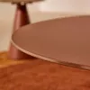 Mesa de centro Wilshire cristal templado glaseado y acero acabado pintado - terracota mate Ø80cm en Rojo - Mesas de living, Uruguay | Kavehome, vista 3 de 7