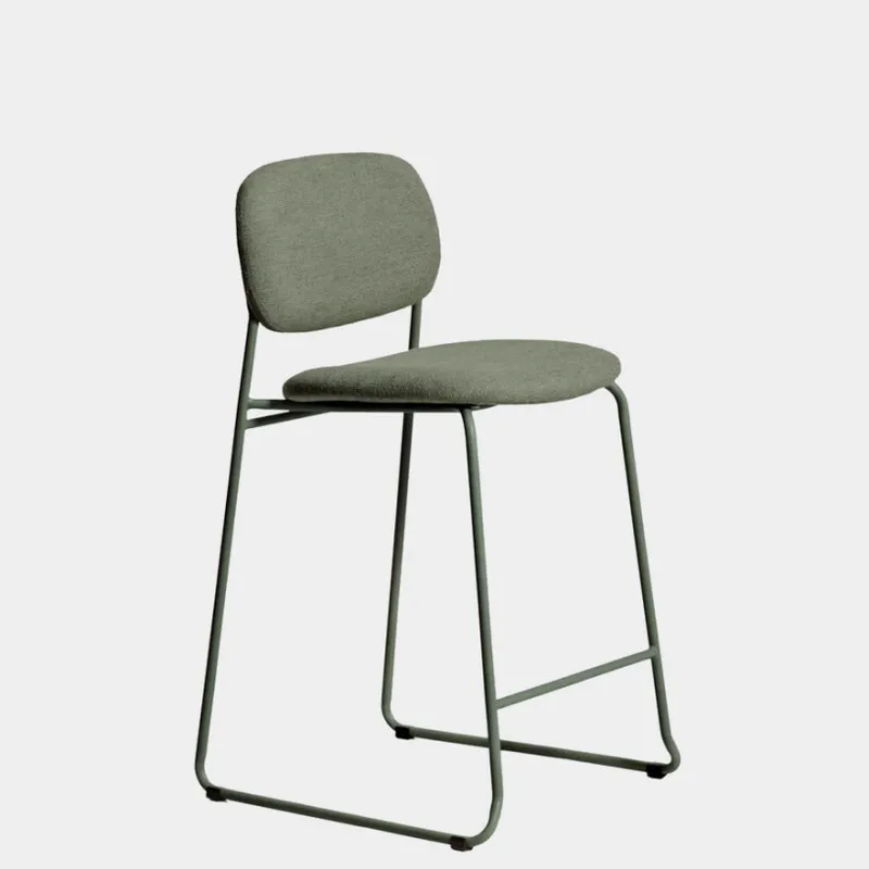 Taburete apilable Meli de chenilla verde y patas de metal verde FSC Mix Credit 65 cm en Verde - Butacas, banquetas y puffs, Uruguay | Kavehome