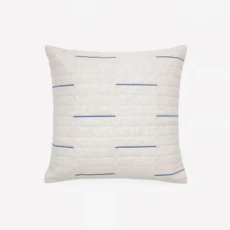 Almohadón Blaina de algodón y lino blanco con detalle bordado azul 45 x 45 cm en Azul, Blanco - Textiles, Uruguay | Kavehome