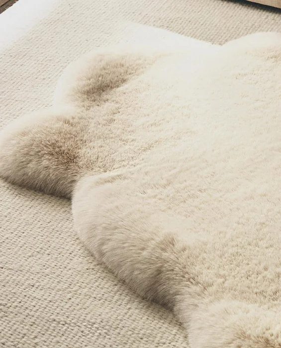 ALFOMBRA PEQUEÑA IRREGULAR PELO en Blanco - Alfombras, Uruguay | Zara Home