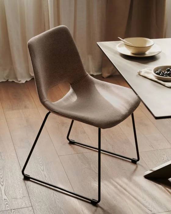 Silla Zahara marrón y patas de acero con acabado negro en Marrón - Sillas, Uruguay | Kavehome, vista 2