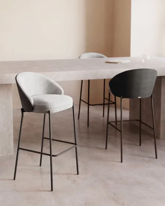 Taburete Eamy - gris claro chapado en fresno con acabado negro y metal negro altura 77 cm en Negro - Butacas, banquetas y puffs, Uruguay | Kavehome, vista 2