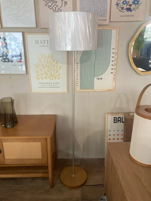 Lámpara de Pie Slim - Pantalla Algodón en Castaño y Dorado – Material Pie: Hierro – Material Base: Madera – Material Panta - Lámparas de pie, Uruguay | Berna home, vista 2