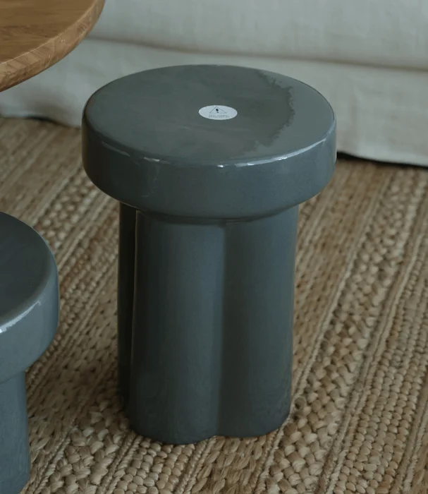 BANCO CERAMICA BL TORU ELEPHANT SKIN D33XH44 en Gris - Butacas, banquetas y puffs, Uruguay | Más Infinito Casa, vista 3