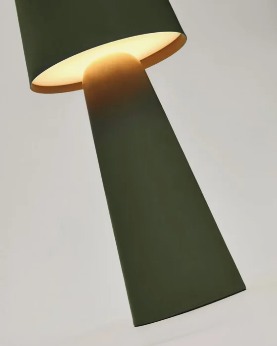 Lámpara de mesa Arenys - grande de exterior de metal con acabado pintado verde en Verde - Muebles para el exterior, Uruguay | Kavehome, vista 3