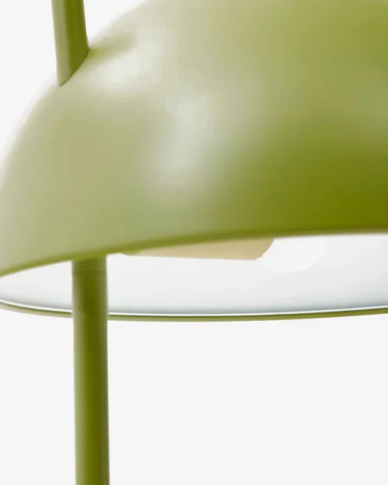Lámpara de pie Catlar de madera de fresno y metal con acabado pintado - verde en Verde - Lámparas de pie, Uruguay | Kavehome, vista 3