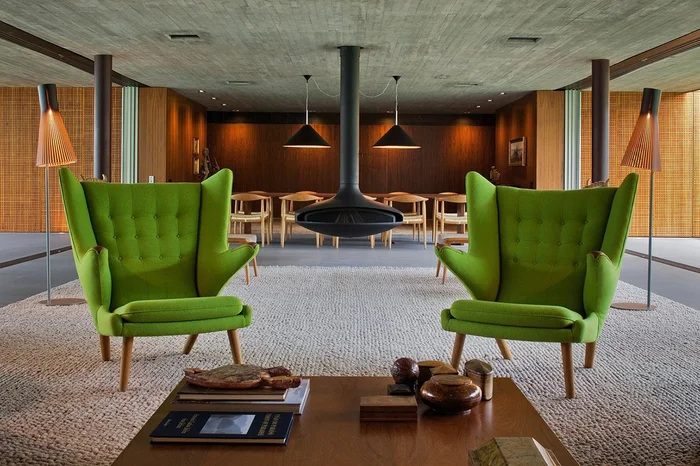 Papa Bear Chair | Hans Wegner en Verde oliva - Butacas, banquetas y puffs, Uruguay | Mad for Modern, vista 2