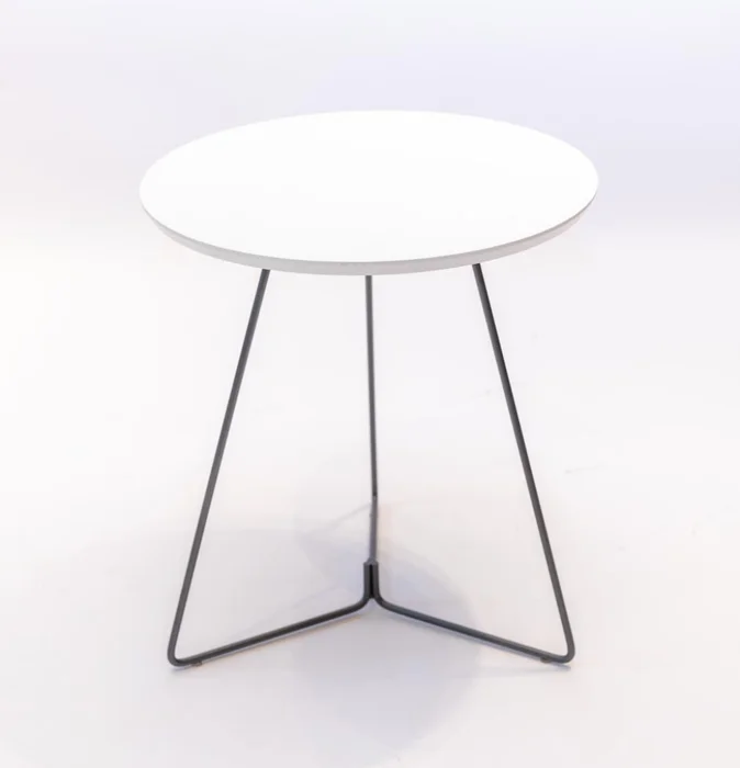 MESA LATERAL OVAL - BASE GRAFITO - TAPA ROBLE BLANCO en Multicolor - Mesas de living, Uruguay | Champagne Home