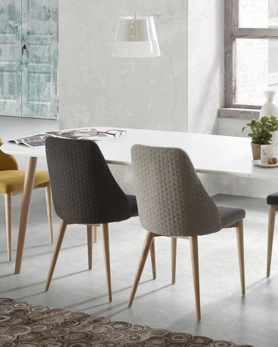 Silla Rosie - gris claro con patas de madera acabado natural en Gris - Sillas, Uruguay | Kavehome, vista 2