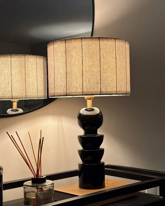 Lampara Nara Black en Black - Lámparas de mesa, Uruguay | Fagu Projects