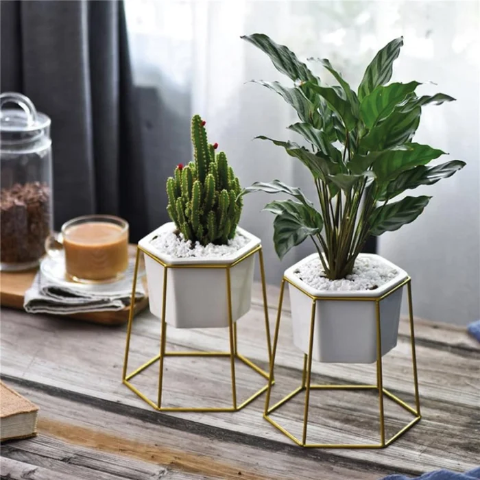 MACETA CERAMICA HEXA C/BASE D17x20CM BLANCO/DORADO en Blanco - Macetas, Uruguay | Koz, vista 3