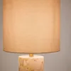 Lámpara de mesa Raze de mármol beige y pantalla de lino beige en Beige - Lámparas de mesa, Uruguay | Kavehome, vista 3 de 6