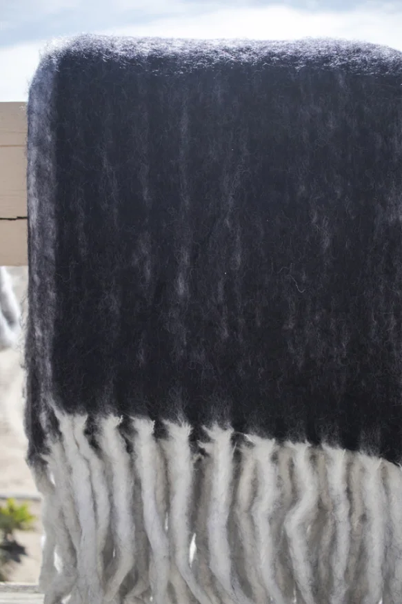 THROW BLEND LANA Y MOHAIR NEGRO en Negro - Textiles, Uruguay | Sentido Jose Ignacio, vista 2