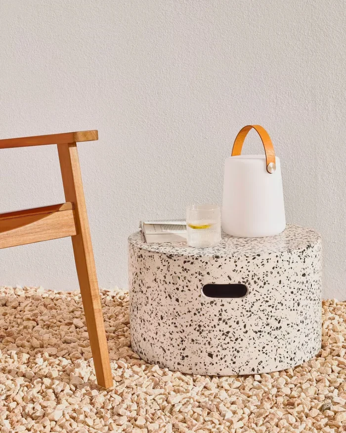 Mesa de centro redonda exterior Jenell terrazo blanco Ø 52 cm en Blanco - Mesas de living, Uruguay | Kavehome, vista 2