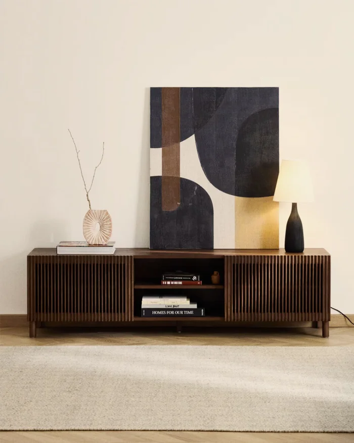Mueble TV Beyla 2 puertas de chapa y madera maciza de fresno con acabado tono nogal 180 x 49,5 cm en Marrón - Muebles para TV, Uruguay | Kavehome, vista 2