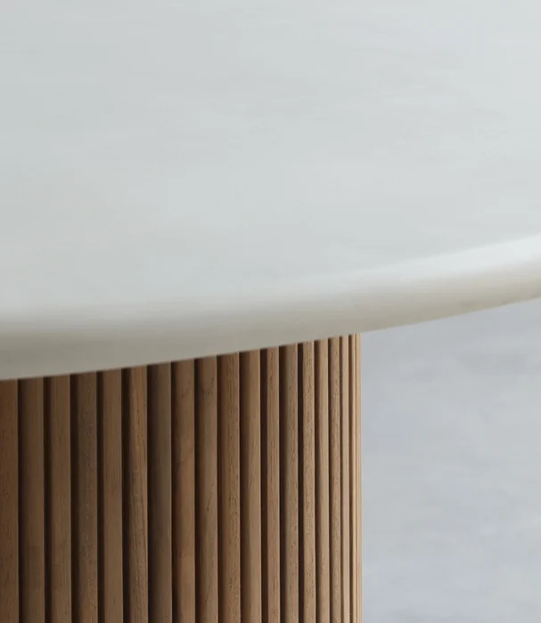 MESA LUCIANA COMEDOR ORGANICA CEMENTO Y TEKA RECICLADA en Multicolor - Mesas de comedor, Uruguay | Masinfinito Casa, vista 2